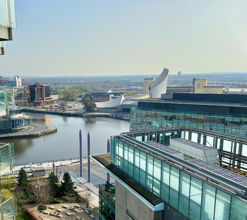 マンチェスターにあるMedia City Salford Quaysの建物からの川の眺め