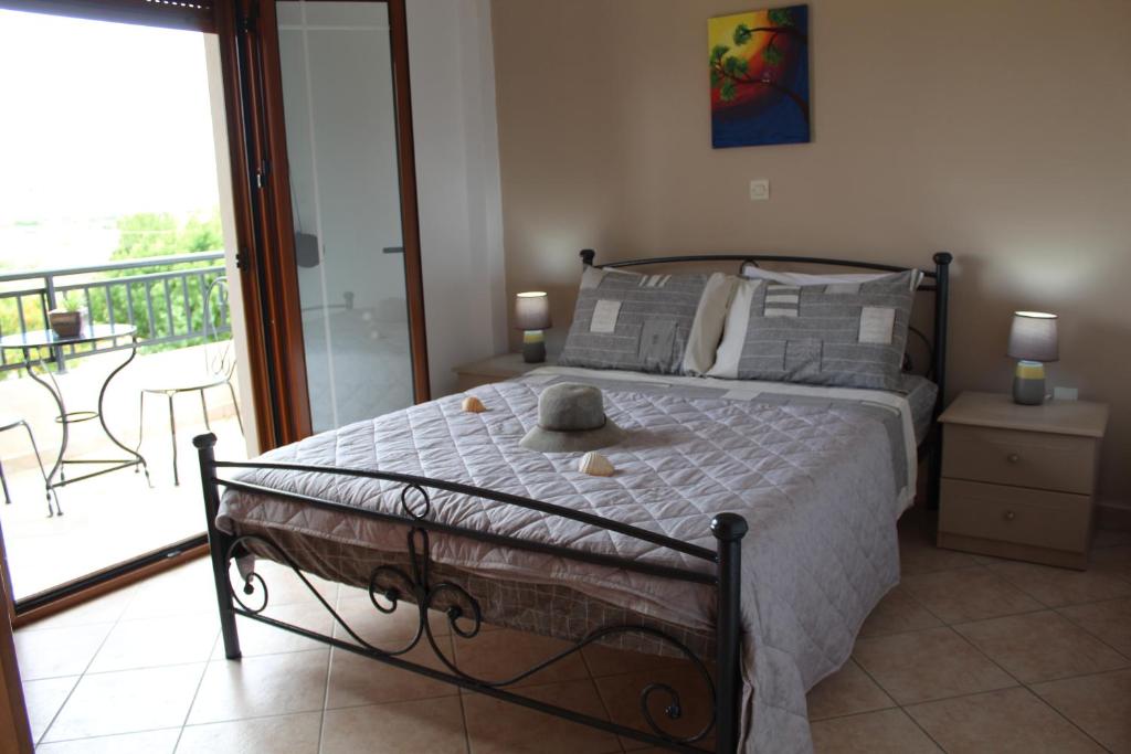 1 dormitorio con 1 cama y balcón en Vakis Apartments 1, en Romanón