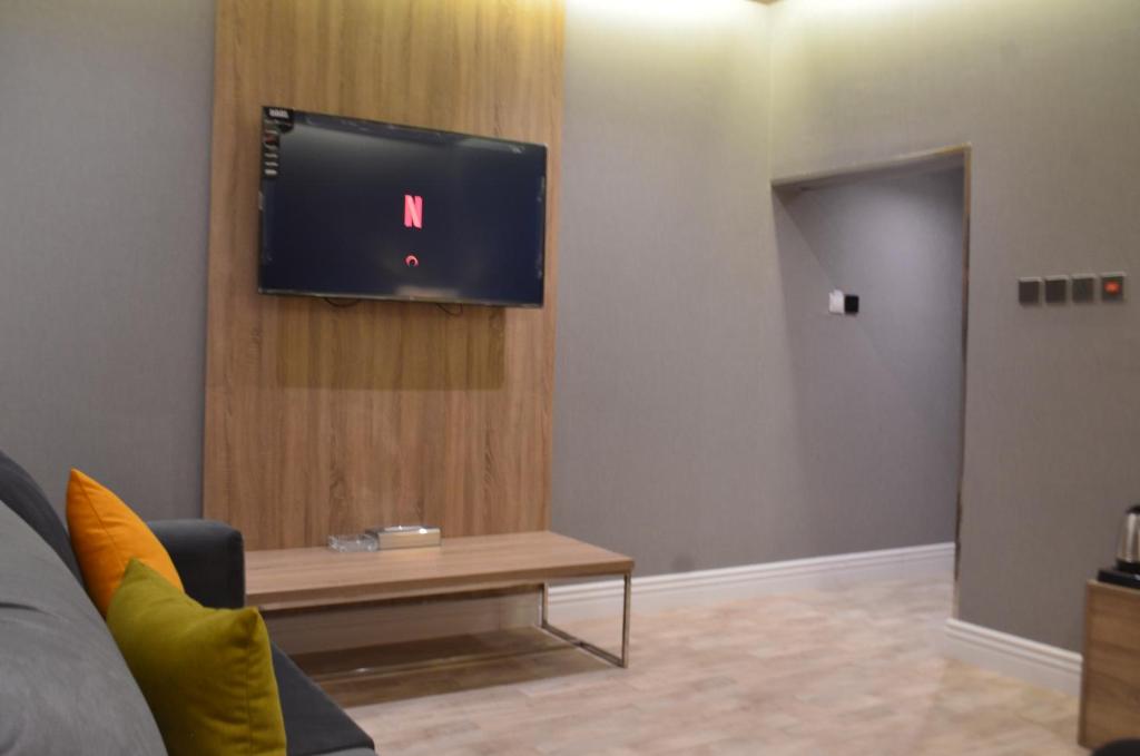 TV a/nebo společenská místnost v ubytování شقق بيتك هوم للشقق المخدومة