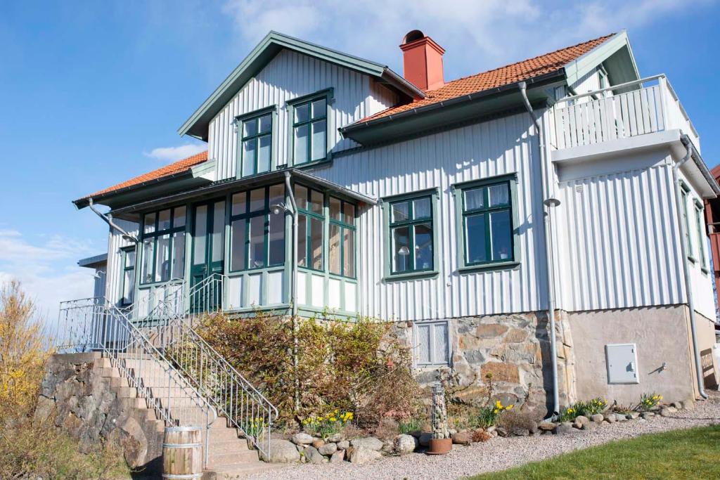 uma grande casa branca com um telhado vermelho em Prästgårdens Pensionat em Mollösund