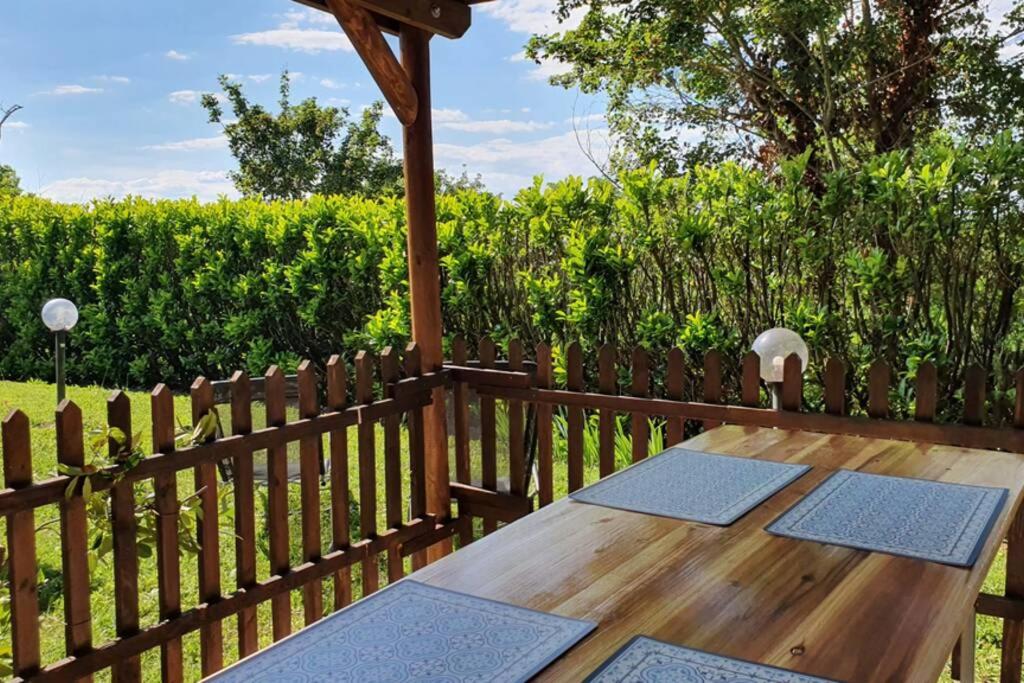 uma mesa de madeira com tapetes de ioga numa cerca de madeira em Appartamento La Rondine em Volterra