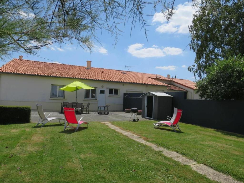 a yard with two chairs and a yellow umbrella at Gîte Chemillé-en-Anjou-Chemillé-Melay, 4 pièces, 6 personnes - FR-1-622-11 in Saint-Georges-du-Puy-de-la-Garde