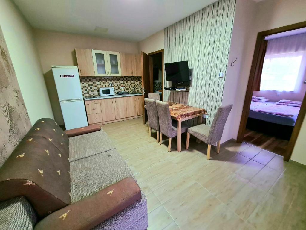 Székely Ház في شوبرون: غرفة معيشة مع أريكة وطاولة ومطبخ
