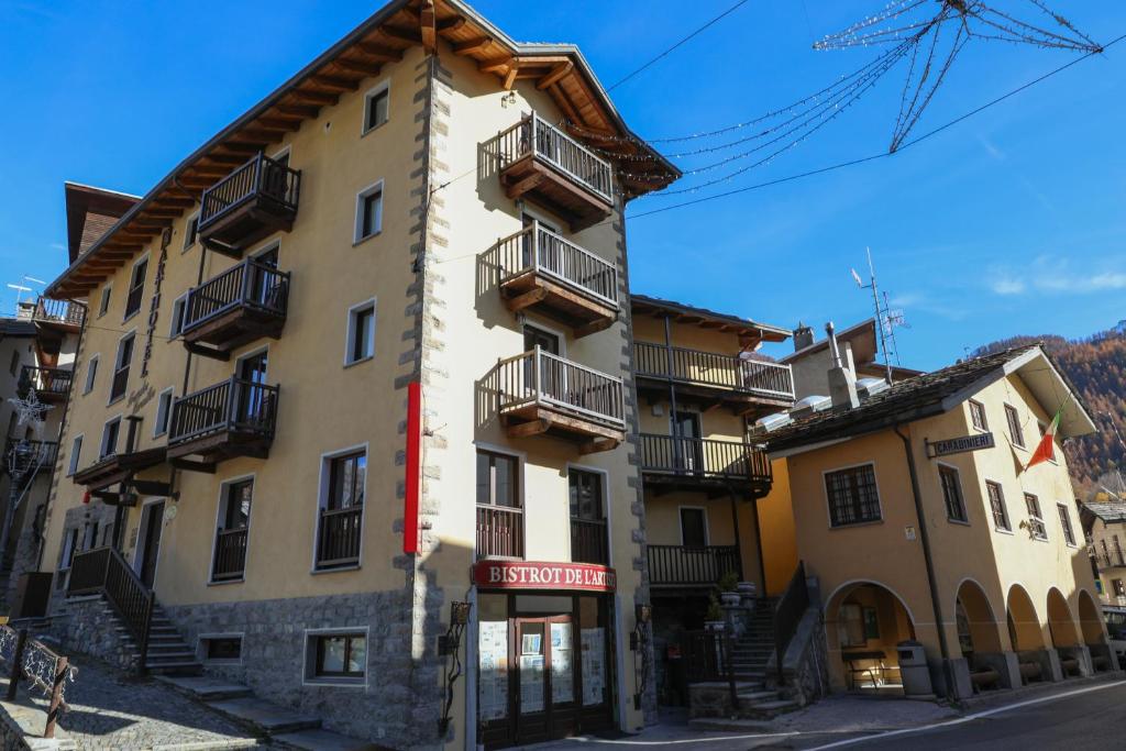 ein Gebäude mit Balkon auf der Seite in der Unterkunft Art Hotel Grandes Murailles in Valtournenche