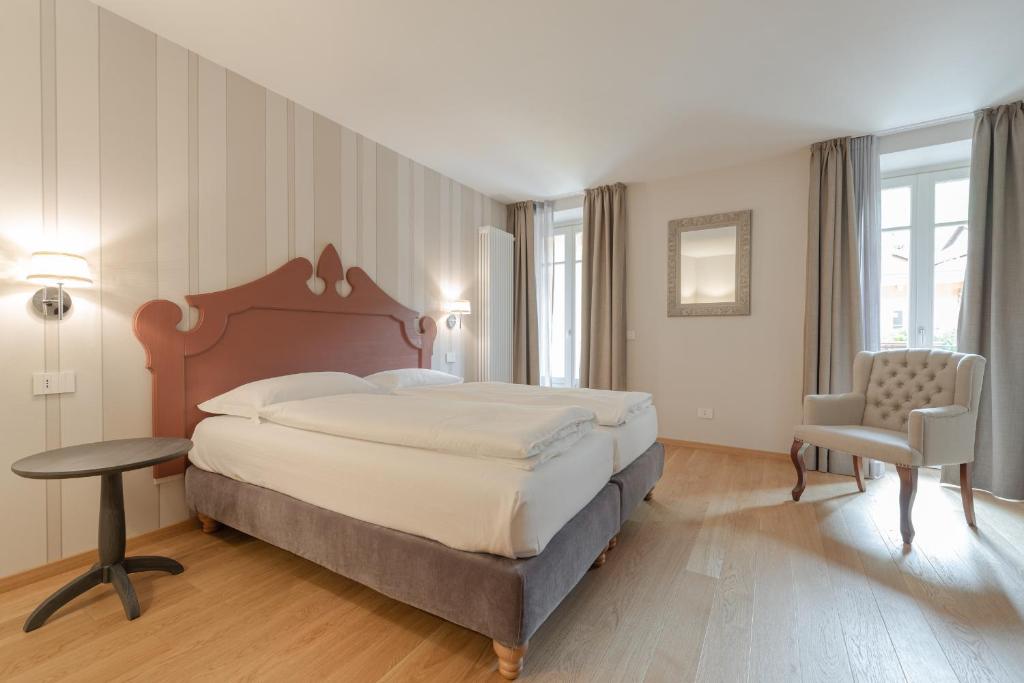 Postel nebo postele na pokoji v ubytování Antico Borgo B&B Cannobio