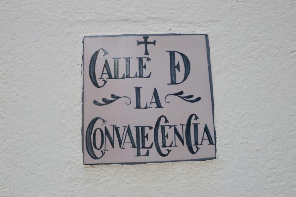 a sign on a wall that readsale d la orange central at Calle de la Convalecencia in Córdoba