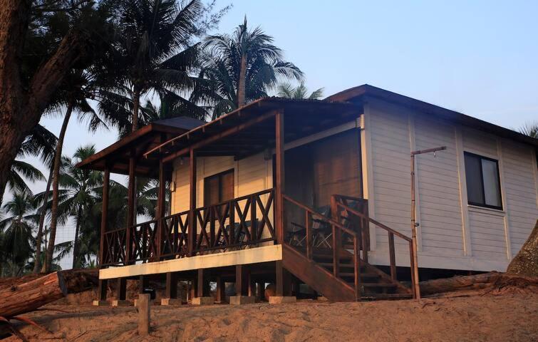 a small house on the beach with palm trees at Aldea Suncunu playa y alberca privada en Tuxpan in Tuxpan de Rodríguez Cano