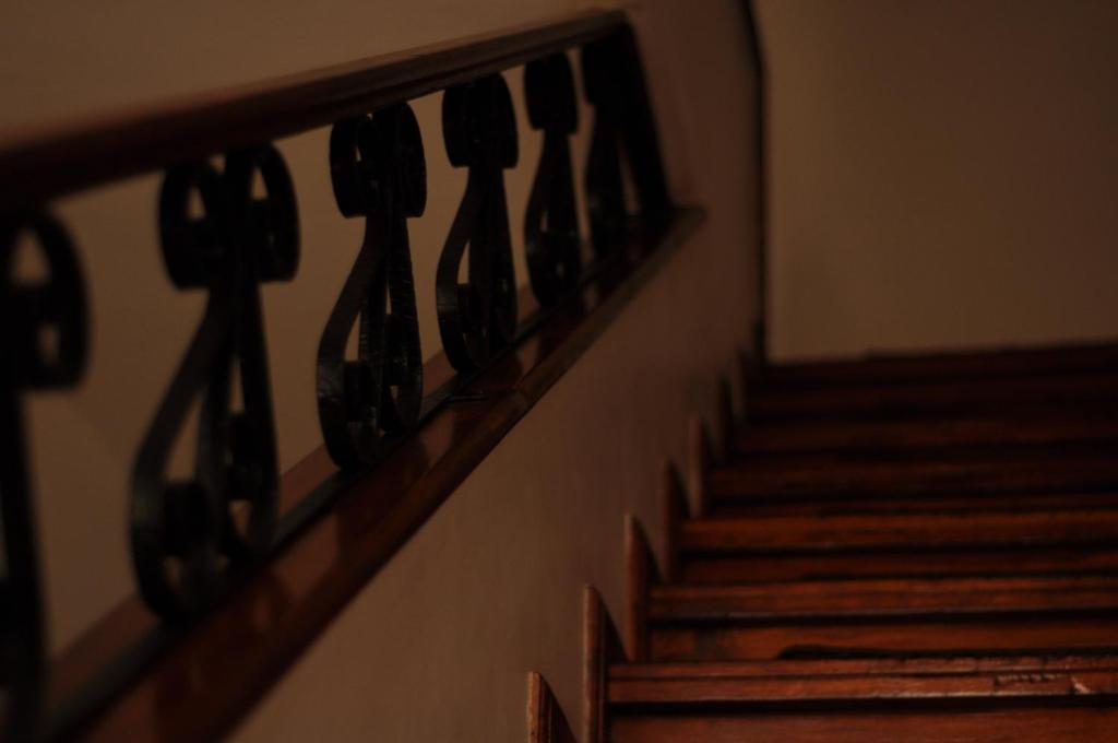 un escalier avec un bouquet de bouteilles de vin. dans l'établissement Residencial D. João III, à Ponta Delgada