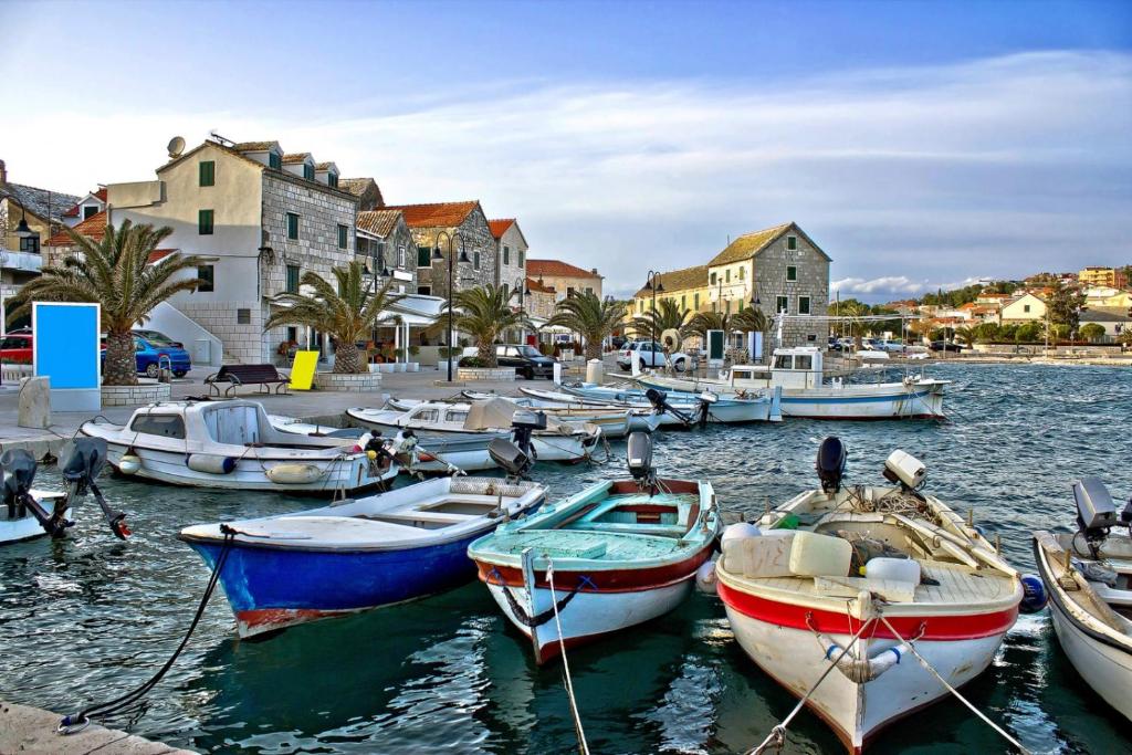 Un grupo de barcos están atracados en un puerto en Apartments Primosten (600), en Primošten
