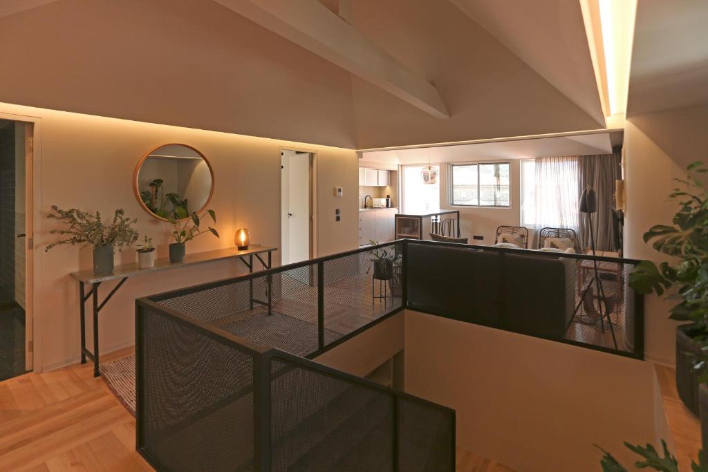 sala de estar con escalera y espejo en Prime Riverside Duplex en Oporto