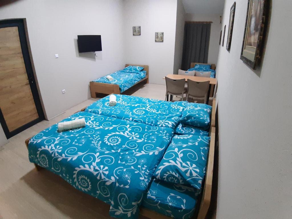 1 dormitorio con 1 cama, mesa y sillas en Goka apartments, en Gevgelija