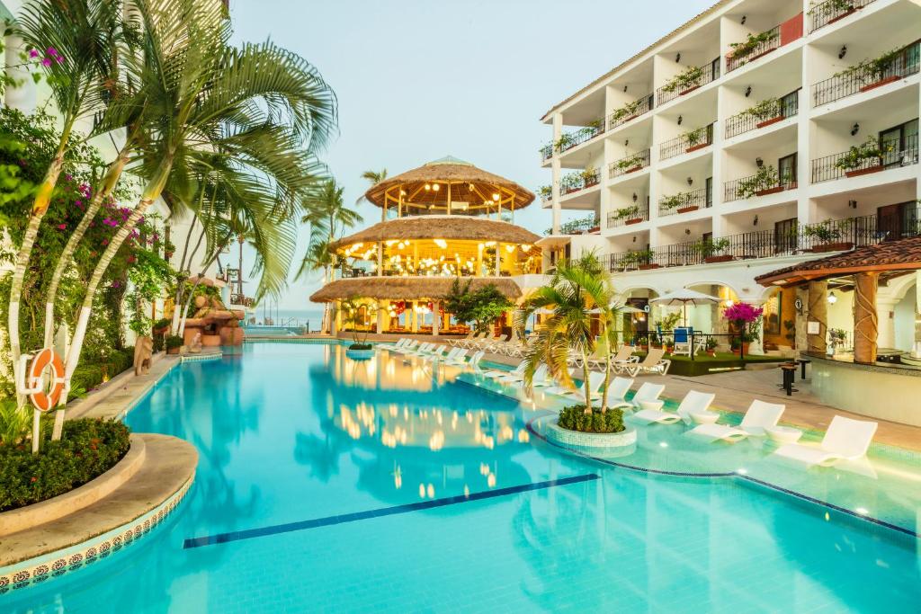 Blick auf den Pool im Hotel in der Unterkunft Playa Los Arcos in Puerto Vallarta