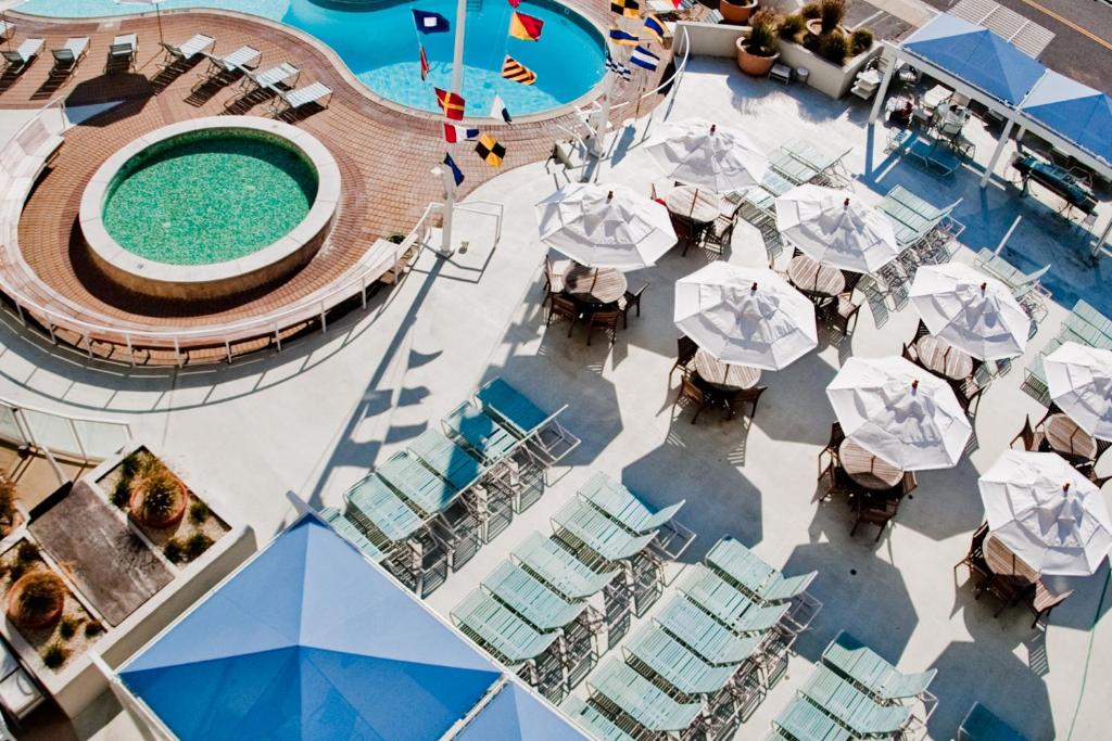 Bazén v ubytování Port Royal Oceanfront Hotel nebo v jeho okolí