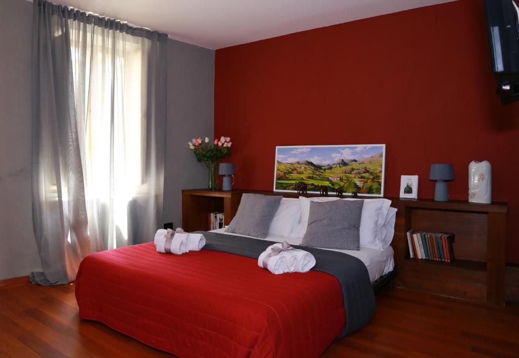 una camera da letto con un letto e asciugamani bianchi di La Casetta di Renato a Mormanno