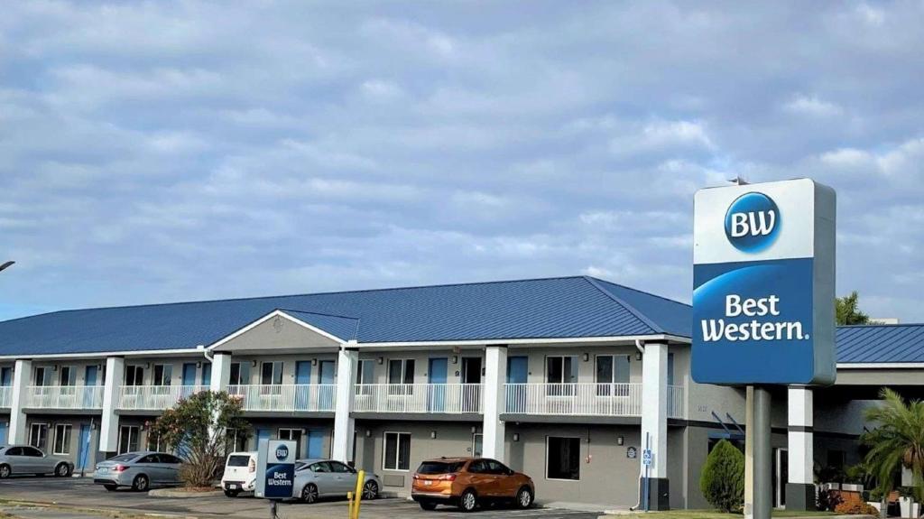 a building with a best western sign in front of it at Best Western of Clewiston in Clewiston