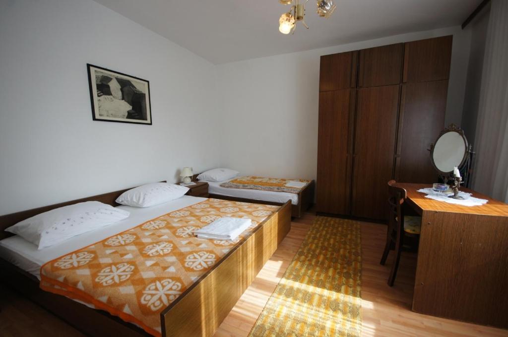 Postel nebo postele na pokoji v ubytování Apartment in Stara Novalja with sea view, terrace, air conditioning, WiFi (183-3)