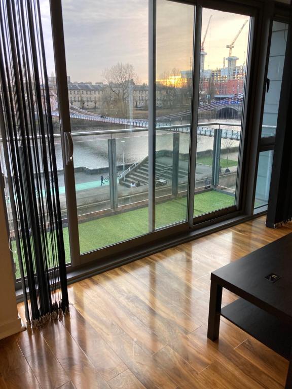 Riverview Apartments - Apartment With Balcony