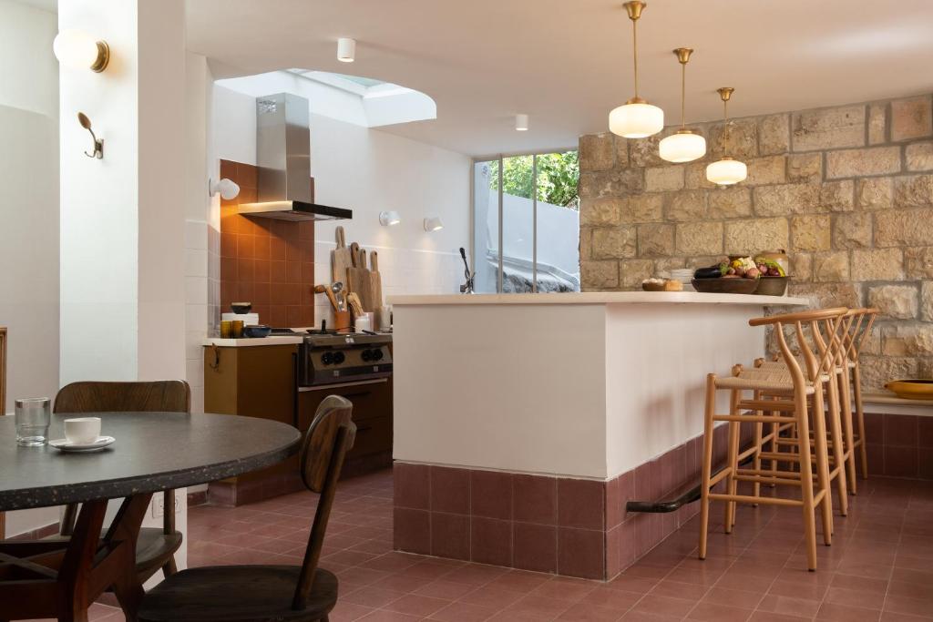 Kuchyň nebo kuchyňský kout v ubytování Khan Ein Karem Boutique Hotel