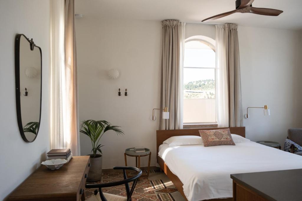 um quarto com 2 camas e uma janela em Khan Ein Karem Boutique Hotel em Jerusalém