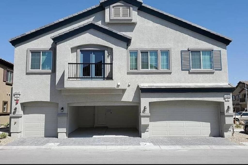 Beautiful townhouse with king suite!