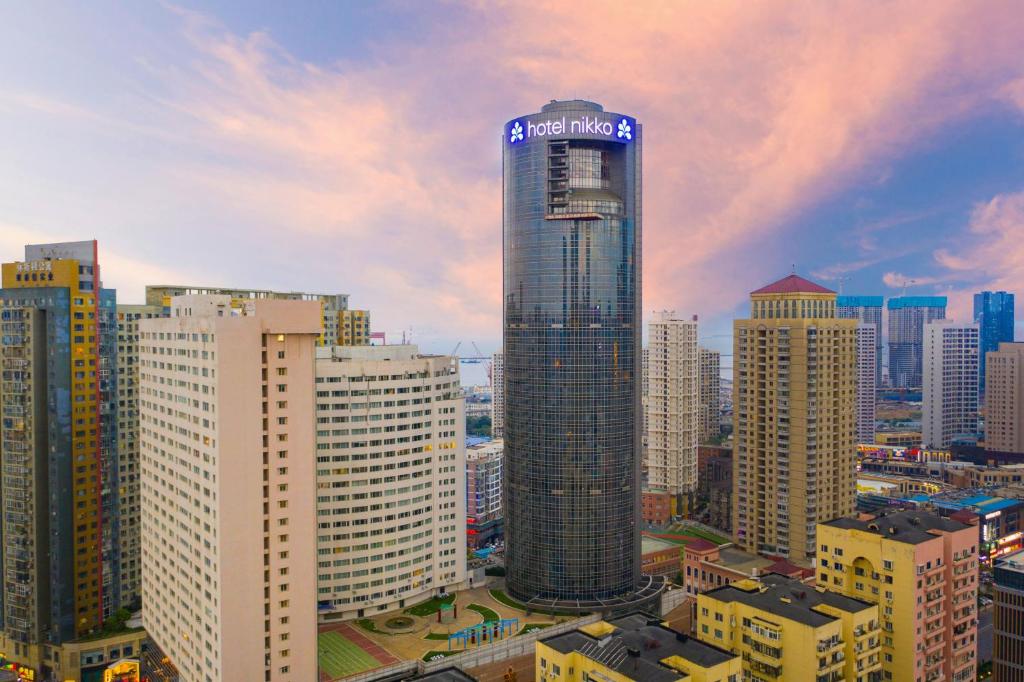 vistas a una ciudad con un edificio alto en Hotel Nikko Apartment Dalian en Dalian