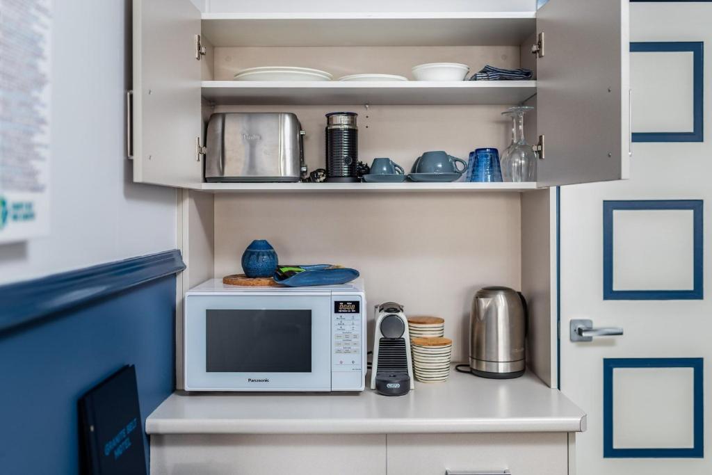 Kuchyň nebo kuchyňský kout v ubytování Granite Belt Motel