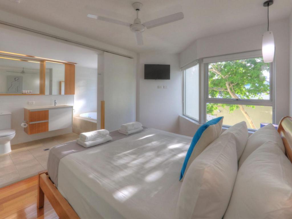 TV a/nebo společenská místnost v ubytování Maggies Beachfront Apartment 3