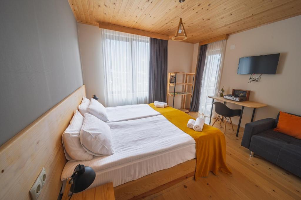 Postel nebo postele na pokoji v ubytování Hotel Old House Mestia