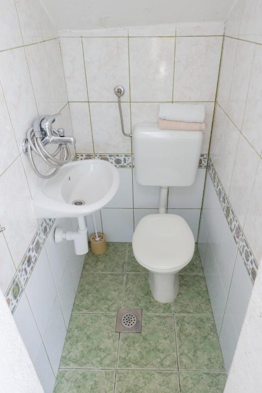 a bathroom with a toilet and a sink at Vineyard Cottages - Murvica (146) in Murvica