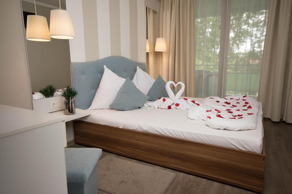 Postel nebo postele na pokoji v ubytování Vénusz Hotel