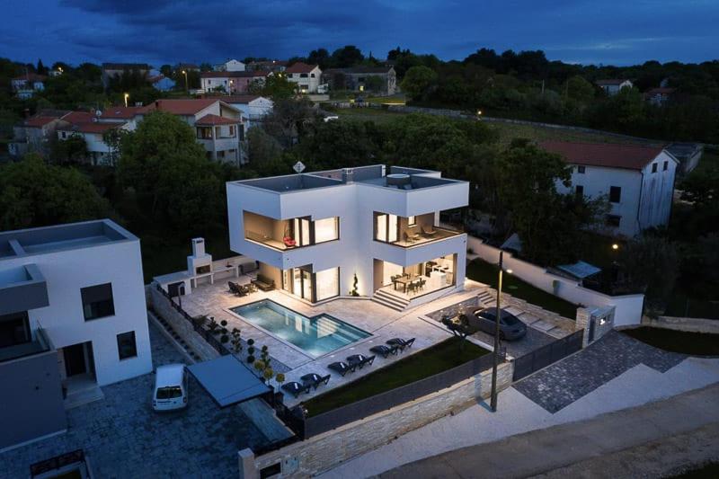 Budova, kde se vila nachází