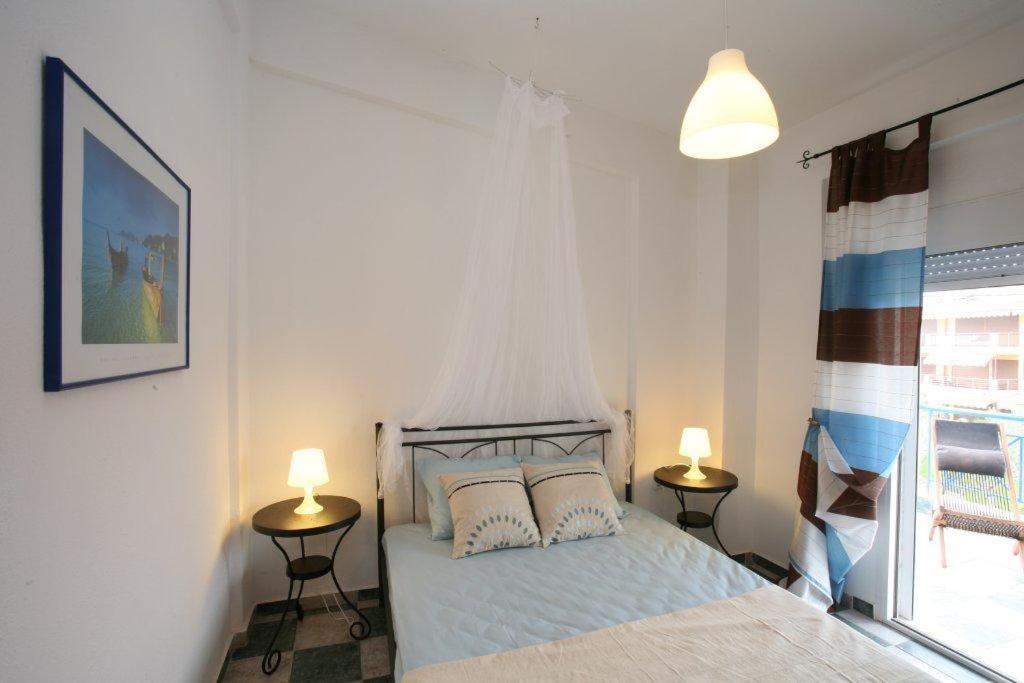 Postel nebo postele na pokoji v ubytování Gerakina Skala Holiday Houses