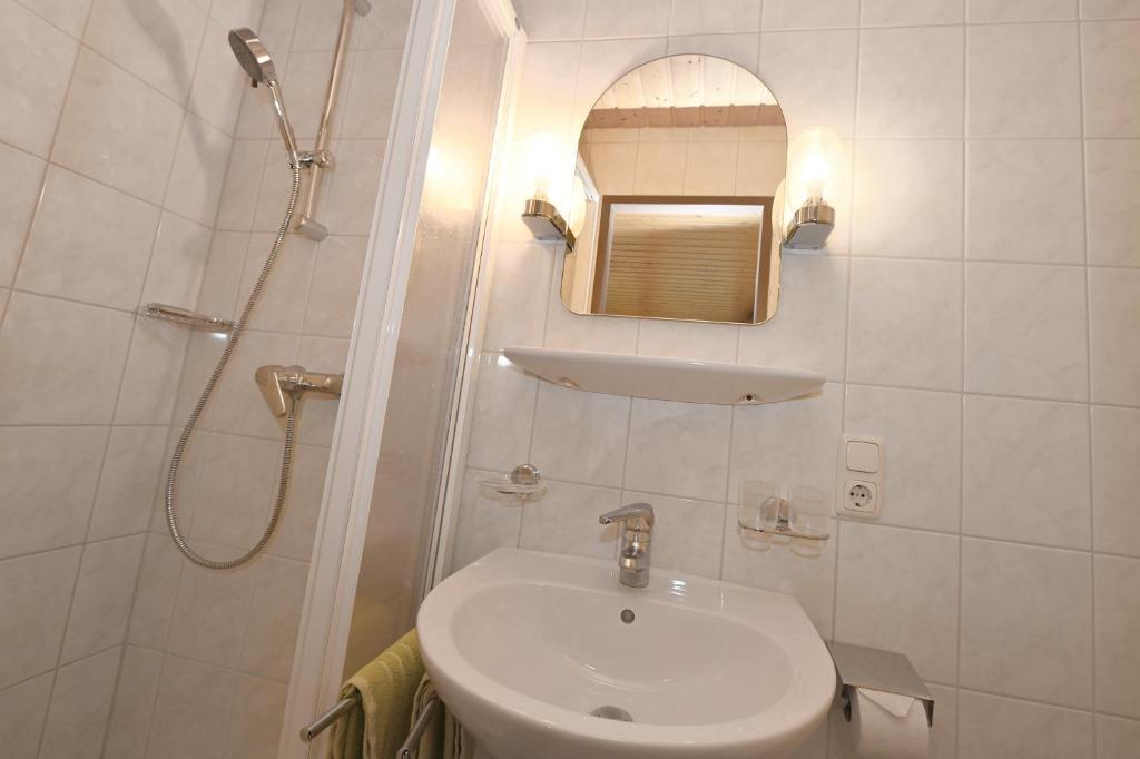A bathroom at Haus Valuga