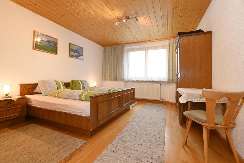 A bed or beds in a room at Haus Valuga