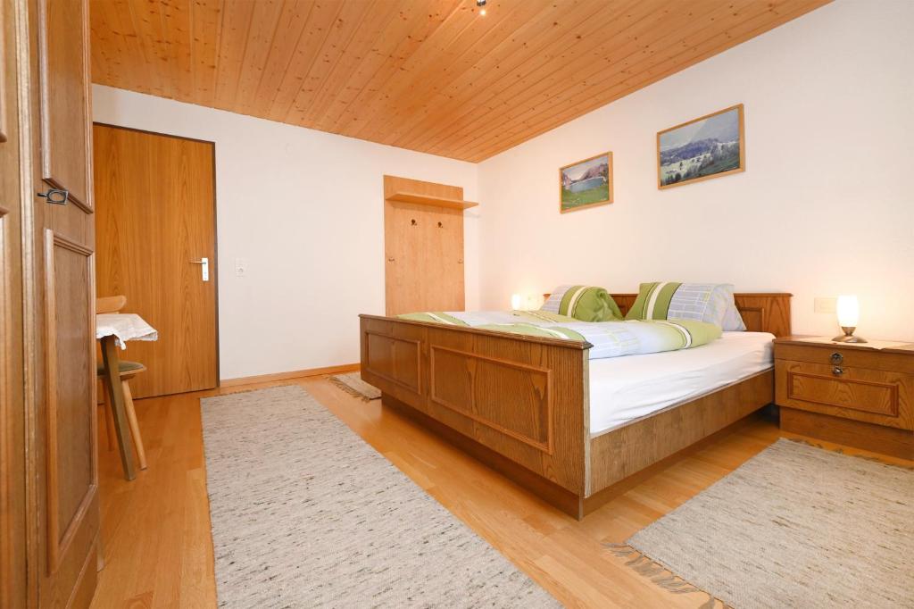 A bed or beds in a room at Haus Valuga
