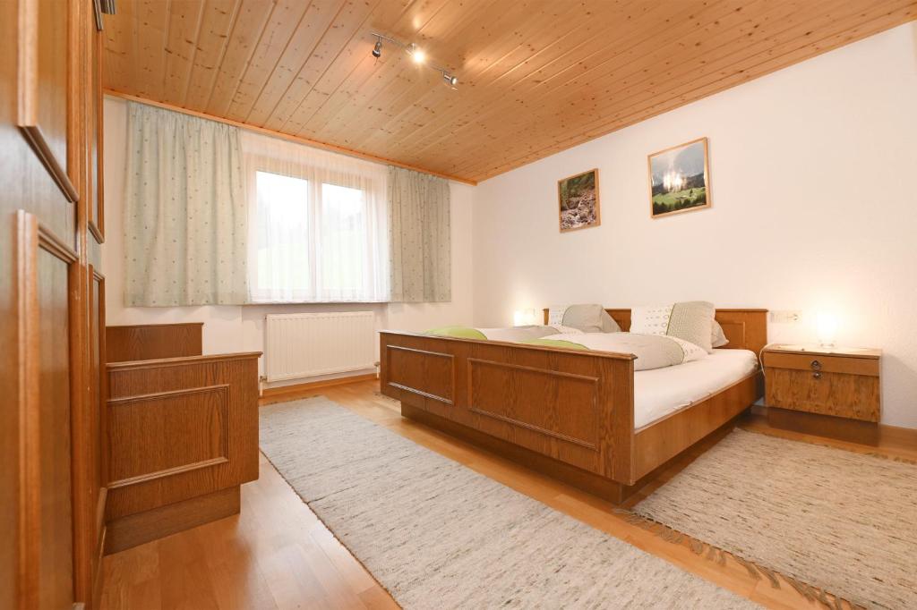 A bed or beds in a room at Haus Valuga