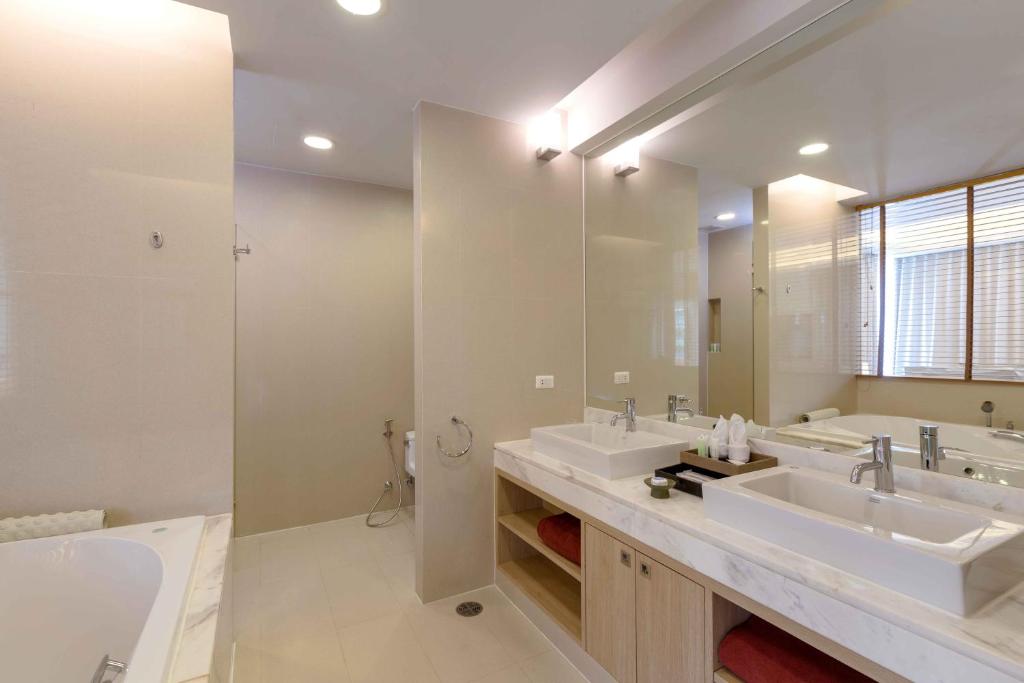 Koupelna v ubytování Splash Beach Resort, Maikhao Phuket