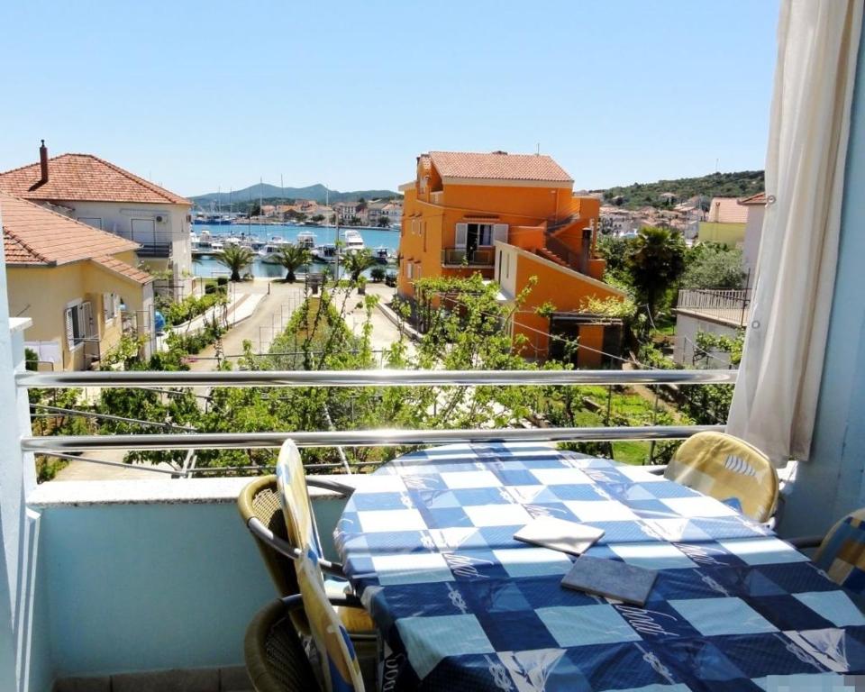 stół i krzesła na balkonie z widokiem w obiekcie Apartment in Kukljica with sea view, terrace, air conditioning, Wi-Fi (4567-2) w mieście Kukljica
