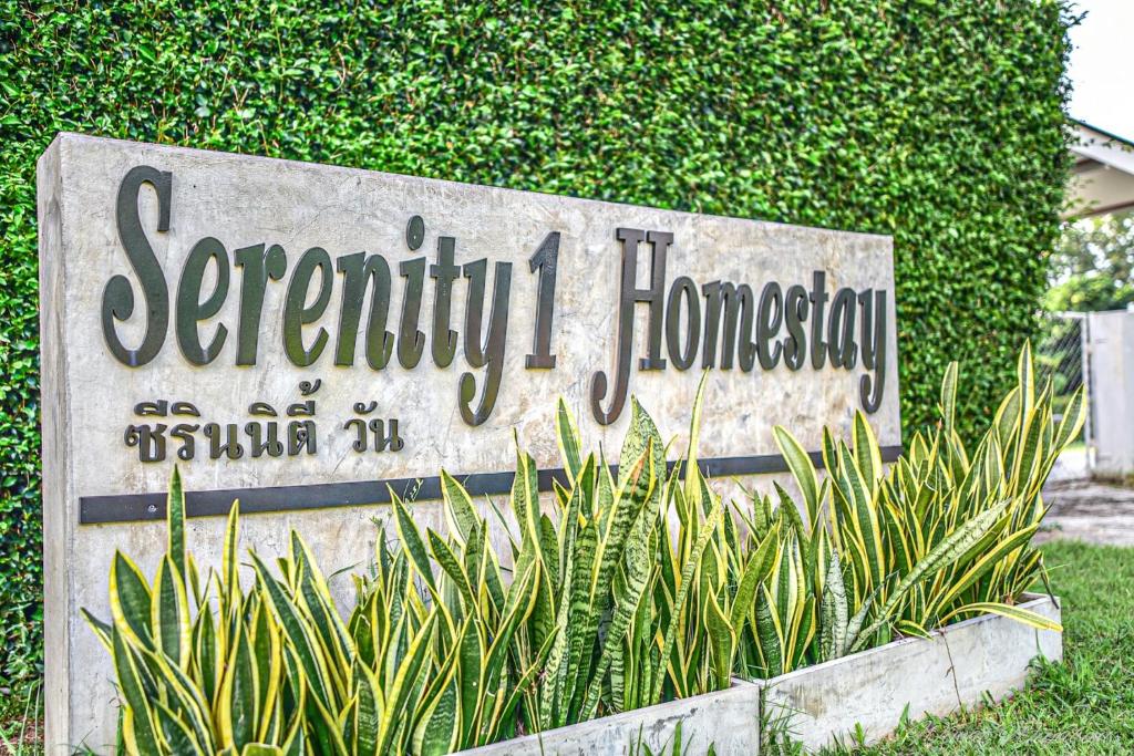 un signo de hogar aietyxual frente de plantas en Serenity1 Homestay, en Chiang Dao