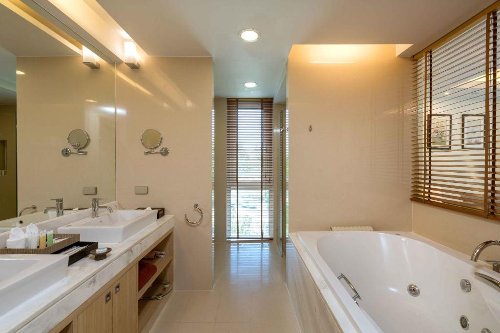 Koupelna v ubytování Splash Beach Resort, Maikhao Phuket