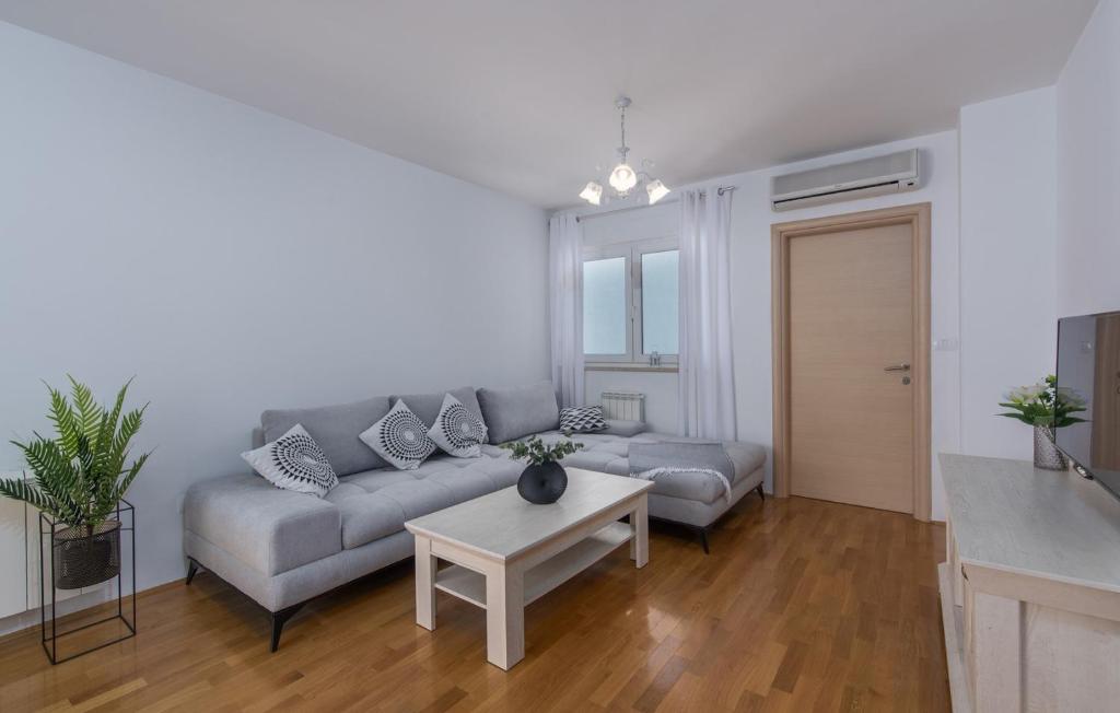 Postel nebo postele na pokoji v ubytování Apartment Melarnian near the Beach in Umag
