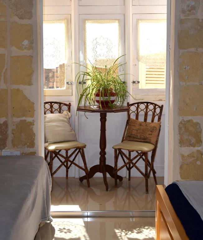 Maria Townhouse Heart of Victoria B&B - 2