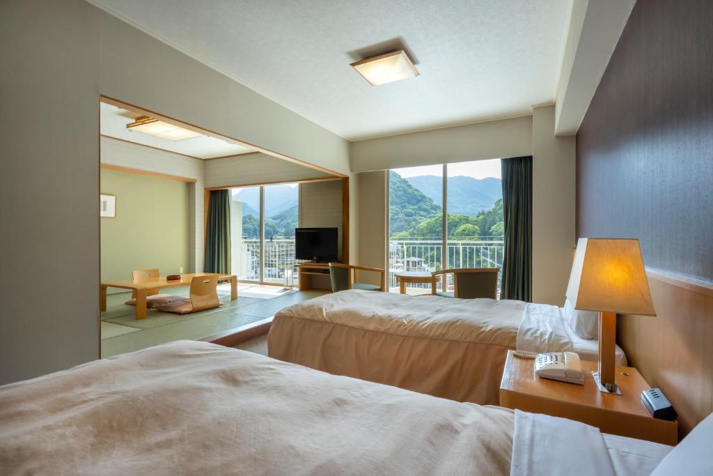 Postel nebo postele na pokoji v ubytování Yumoto Fujiya Hotel