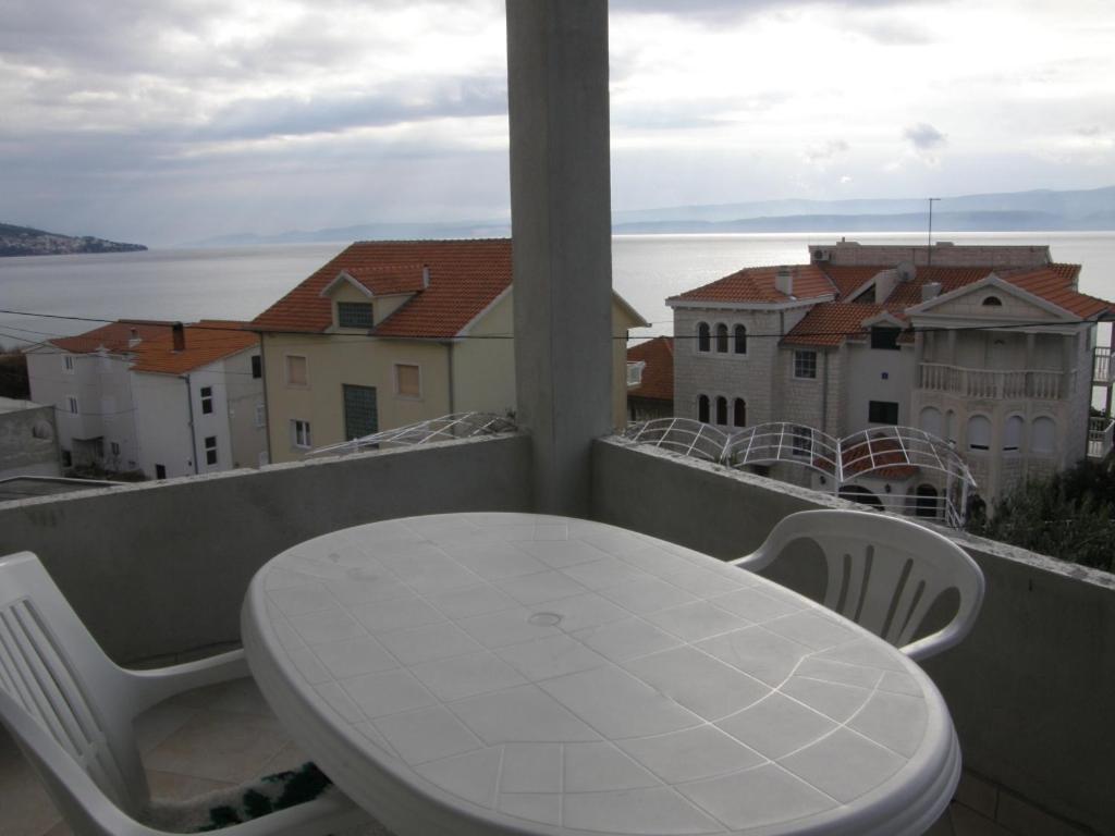 Rõdu või terrass majutusasutuses Apartment in Duce with sea view, terrace, air conditioning, washing machine (595-1)