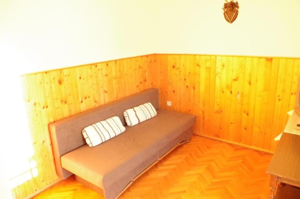 Postel nebo postele na pokoji v ubytování Apartment in Tisno with sea view, balcony, air conditioning, WiFi (4874-2)