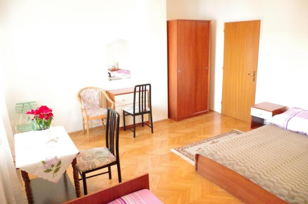 Postel nebo postele na pokoji v ubytování Apartment in Tisno with sea view, balcony, air conditioning, WiFi (4874-2)
