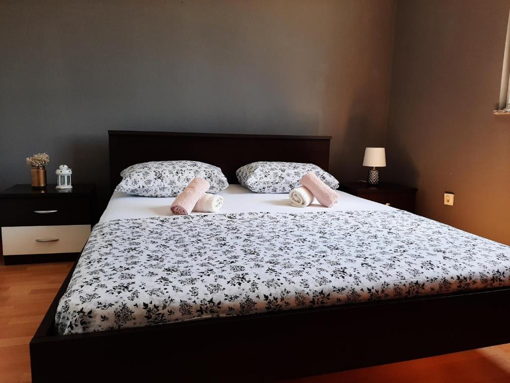Łóżko lub łóżka w pokoju w obiekcie Nozret