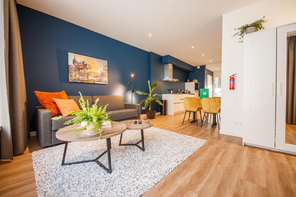 sala de estar con sofá y mesa en Boutique Chic 55m2 Apartment with City Garden en Den Bosch