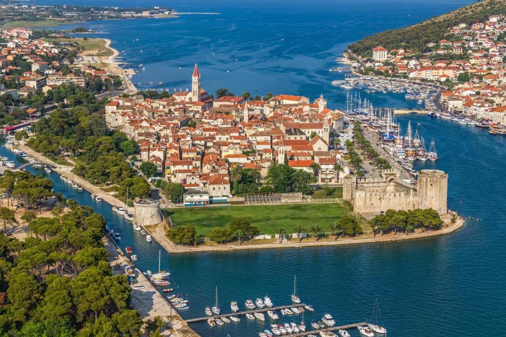 una vista aérea de la ciudad de Dubrovnik y su puerto en Apartment in Slatine with sea view, terrace, air conditioning, Wi-Fi (4782-2), en Slatine