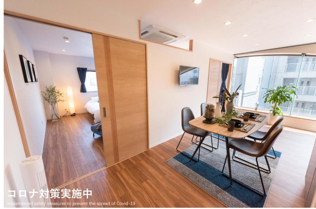 a dining room with a table and chairs in a room at TORA HOTEL Tokyo Skytree 寅ホテル スカイツリーC in Tokyo